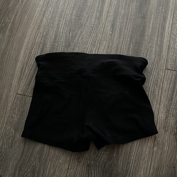 UNDER ARMOUR GIRL’S SIZE SMALL SHORTS !! - Picture 2 of 3